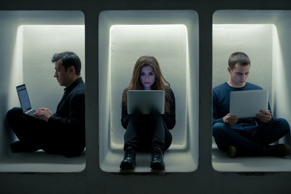 Błąd potwierdzenia powoduje izolację od innych ludzi.